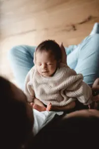 Neugeborenes in beigen Strickoutfit beim Newborn Homeshooting in Rottweil