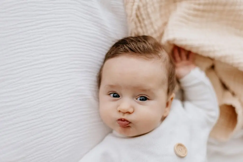 Baby schaut in ndie kamera und lächelt, Babyshooting Carmen Brockhammer Photography