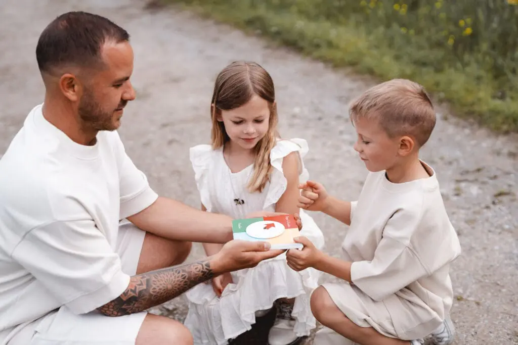 Kinder spielen mit ihrem Papa und der Pixelpino Drehscheibe bei einem Outdoor Familienshooting bei Rottweil