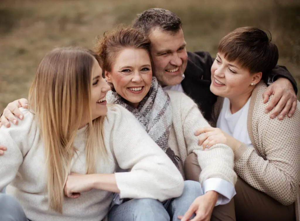 Oma mit ihren Töchtern und Enkeln bei einem natürlichen Generationsshooting im Freien im Raum Rottweil