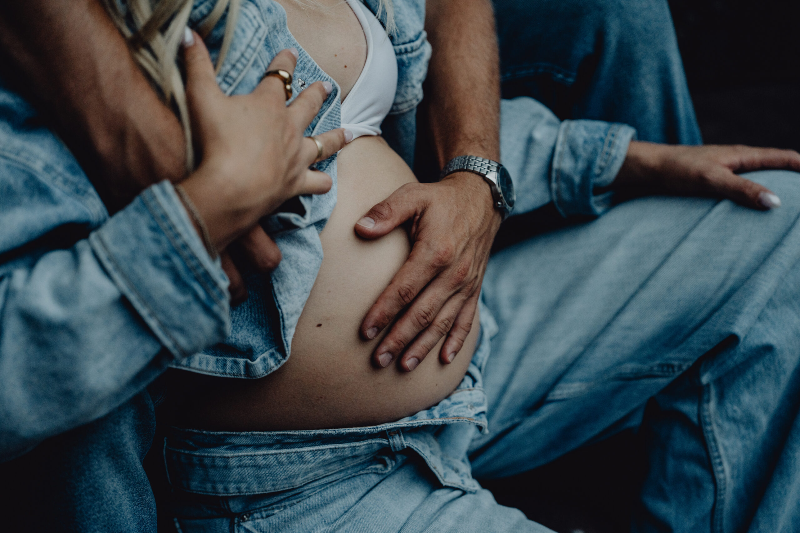 Babybauchshooting, Nahaufnahme des Babybauches, Jeanslook