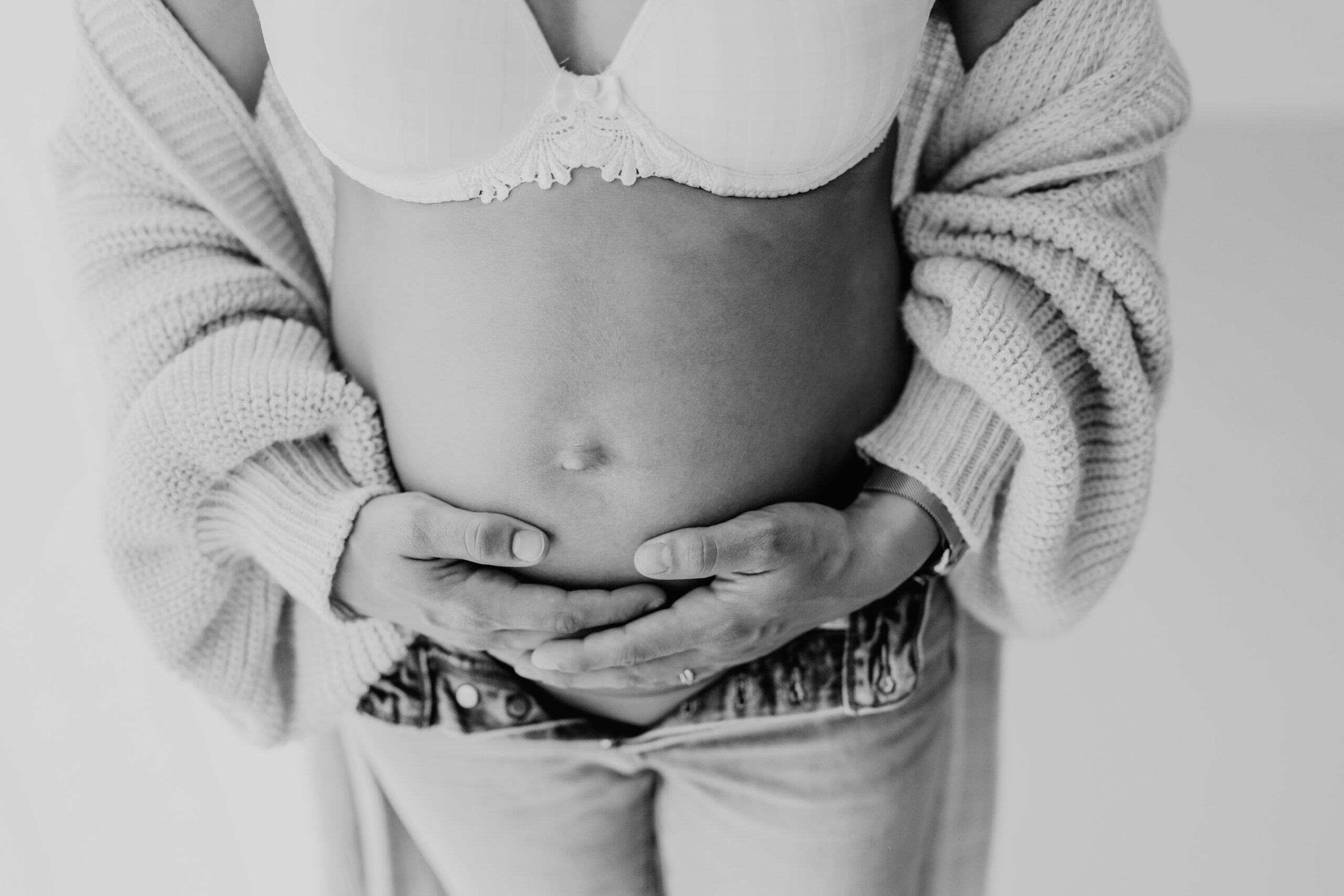 Babybauchaufnahme im Studio, Babybauch im Fokus